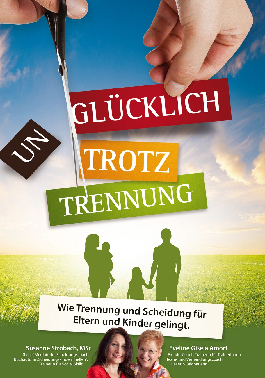 Auf dem Cover der DVD 'Glücklich trotz Trennung' ist eine schöne Landschaft mit blauem Himmel als Hintergrund abgebildet. Davor ist eine Familie mit zwei Kindern silhouettenhaft angedeutet. Auch die beiden DVD Produzenten Susanne Strobach und Eveline Gisela Amort abgebildet. Eine Schere schneidet vom Wort 'Glücklich' aus dem Titel die Vorsilbe UN ab.